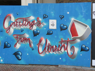 844140 Afbeelding van het graffitikunstwerk 'Greetings From Utrecht', op de bouwschutting aan de achterzijde van het ...